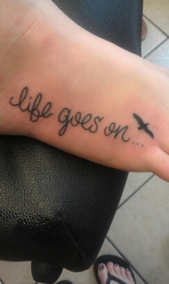 Tatuaje Frase Life goes por Risha Tattoo  Tatuajes para Mujeres