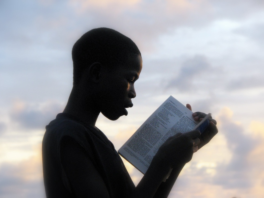 Размышление над прочитанным. Размышление над Библией. Мужчина с Библией. Мусульманин читает Библию. Человек читает Библию.