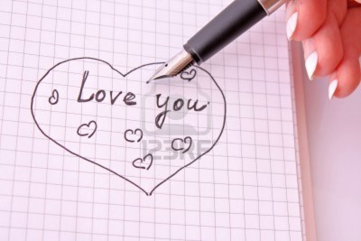 Как сделать лов. Надпись на ручке. Надпись ручкой на бумаге. Надписи ручкой в тетради. I Love you надпись на бумаге.