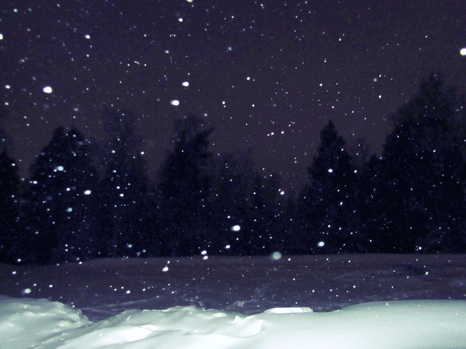 It is snowing outside. Заснеженный домик. Snowing outside. Зимние сугробы. Зимний домик.