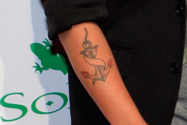 Bruno Mars tatouage éphémère ancres