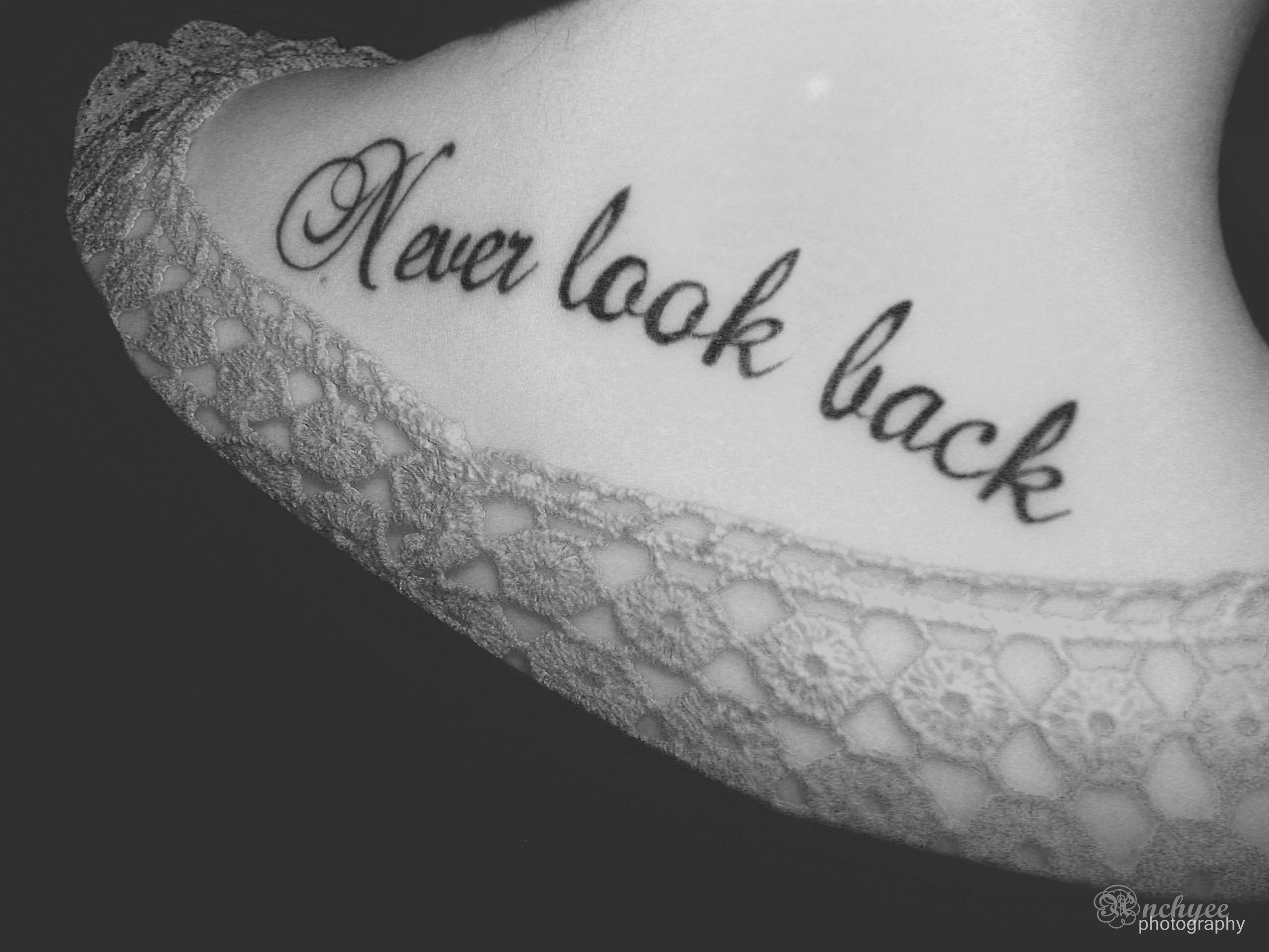 Смотрит назад на английском. Тату никогда. Татуировка never look back. Тату надпись never look back. Never look back тату на руке.