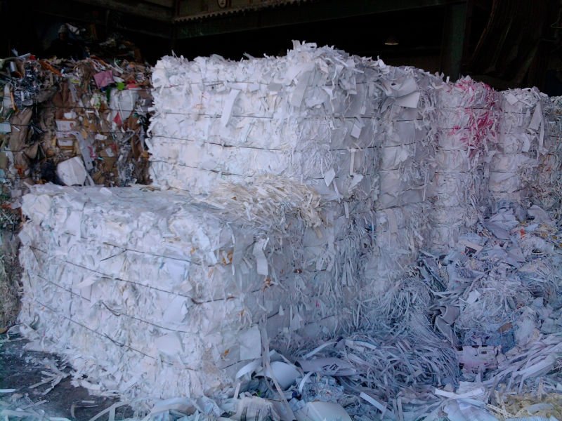 Торговля бумагой. Отходы офисной бумаги. Пластик отходы. Отходы пластиковых тюках. Бумага а 4 тюк вторсырье.