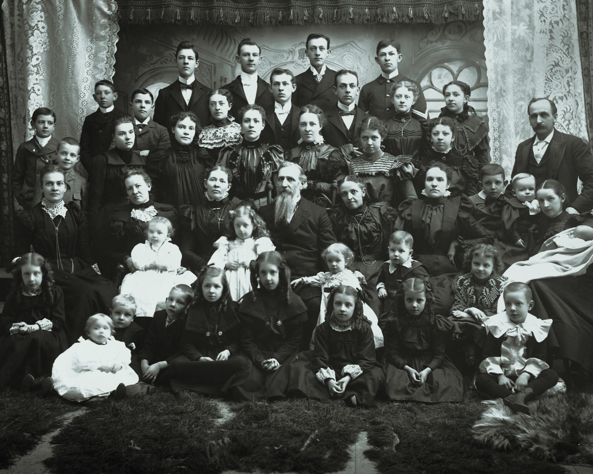 Большие патриархальные семьи. Патриархальная семья фото. Патриархальная семья в прошлом. Патриархальная семья 19 век.