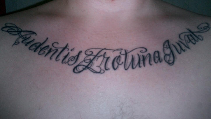 Аве на латыни. Удача сопутствует смелым на латыни тату. Татуировка удача сопутствует смелым. Audentes Fortuna Juvat тату. Судьба сопутствует смелым на латыни.