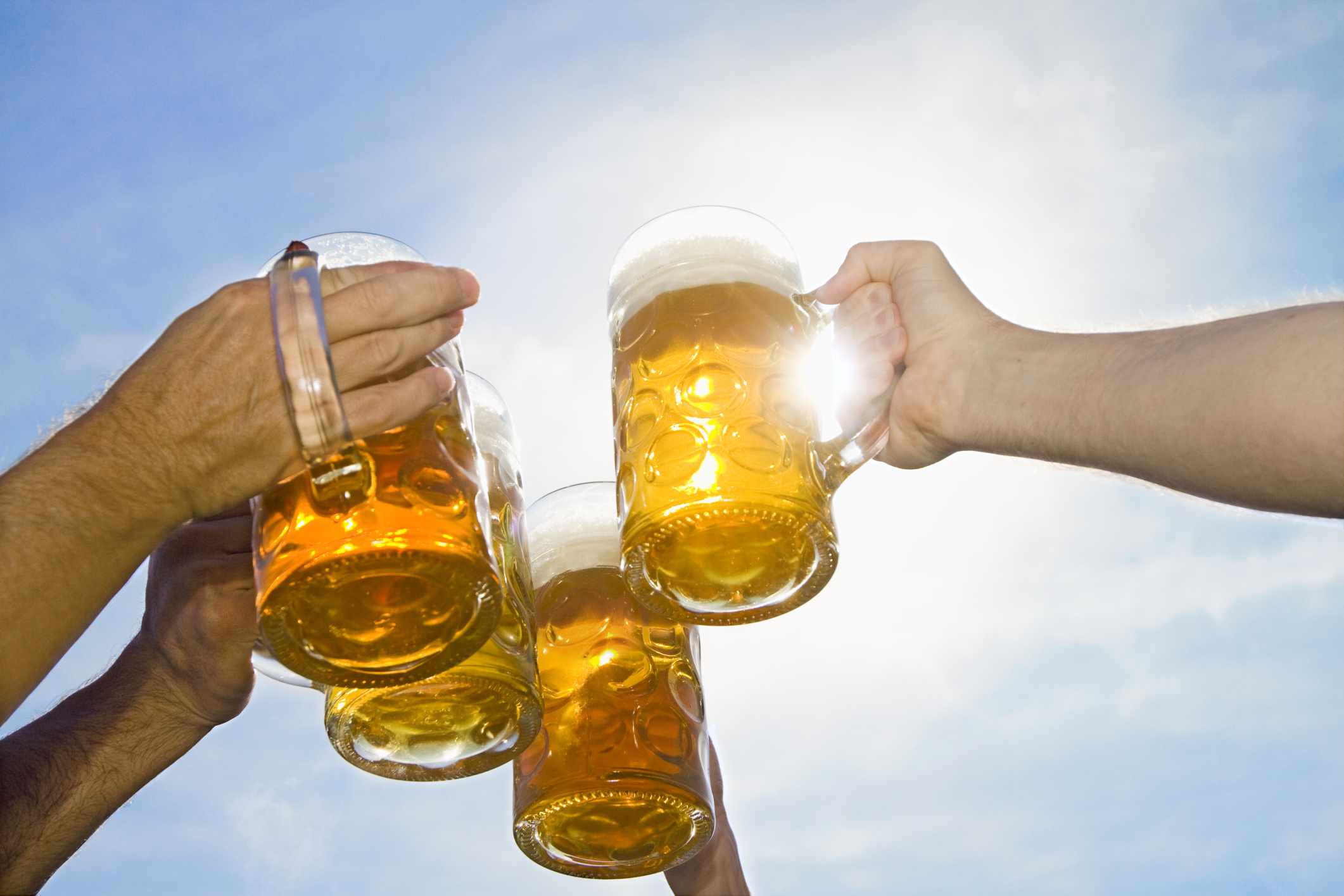 Пить пиво поезде. Чокаются пивом. Парни чокаются пивом. Чокаются пиари на природе. Чокнулись пивом.