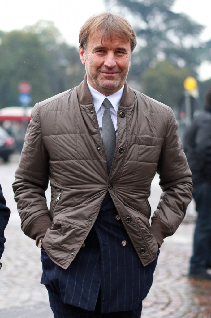 Можно ли надевать куртку. Brunello Cucinelli пиджак мужской. Куртка под пиджак мужская. Куртка поверх пиджака. Пиджак торчит из под куртки.