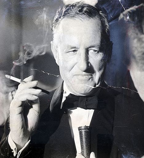 Ian fleming. Флеминг писатель. Флеминг 007.