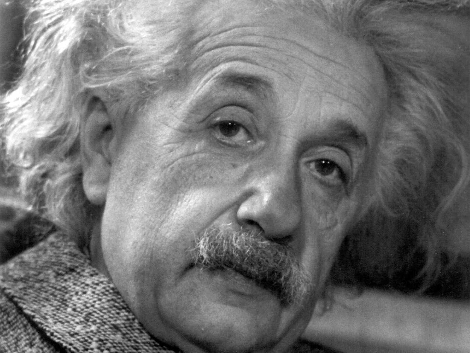 Бернард сизер эйнштейн. Эйнштейн кто он такой. Я теория относительности эйнштейна. Портрет эйнштейна. Жемчужина эйнштейна фото.