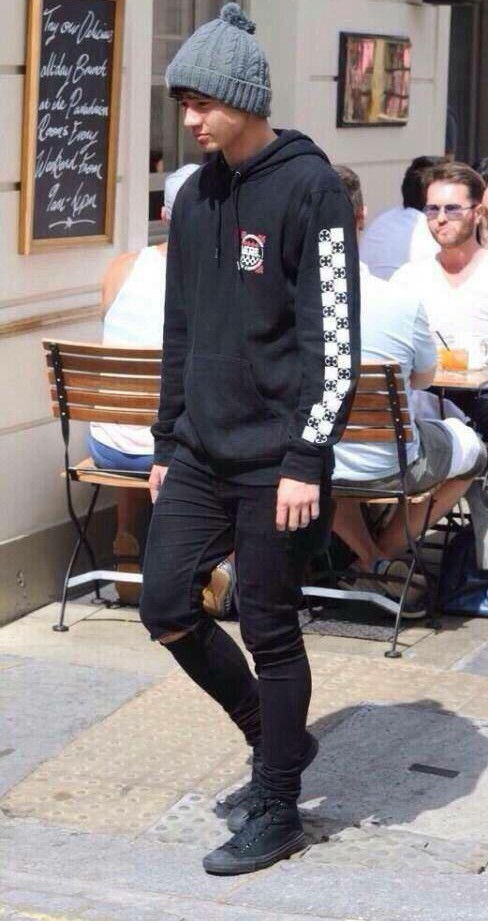 calum hood outfits