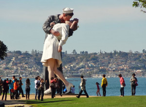 kissing-sailor-statue