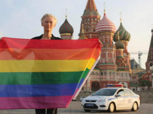 TILDA-SWINTON-RAINBOW-FLAG-facebook.jpg