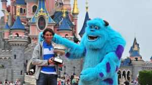 ... , el «Monstruo» del tenis, celebra su triunfo en Disneyland París
