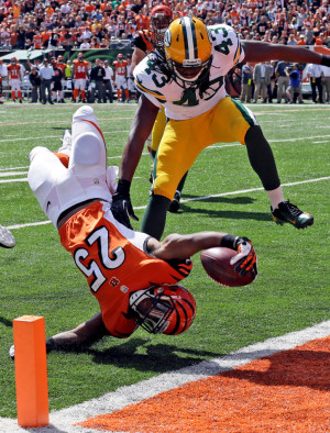 Cincinnati Bengals running back Giovani Bernard (25) dives into the ...