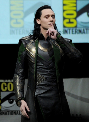 Tom Hiddleston surprises Comic-Con audiences by dropping in in Loki ...