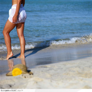 海滩休闲生活-沙滩上的比基尼美女 (jpg)