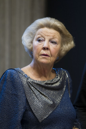 Queen+Beatrix+Queen+Beatrix+Netherlands+Presents+eh_lbH4z3Pkl.jpg