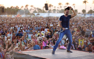 ... dancing on stage displaying 20 gallery images for luke bryan dancing