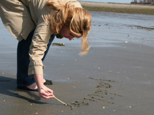Then Cris started writing quotes in the sand: