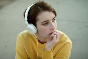 Emma Roberts in Palo Alto....I have the same headphones!