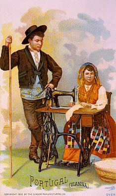Una pareja de portugueses del siglo XIX con las ropas típicas de la ...