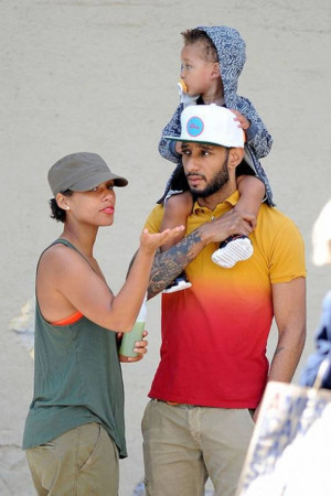 Carrying his little son on his shoulders, Swizz Beatz wore a bright ...