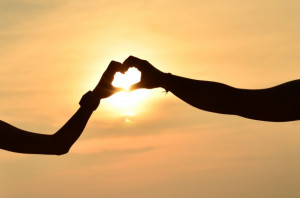 casal_namorados_maos_coracao