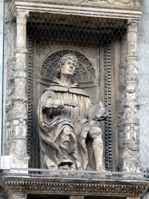 Statue of Pliny the Younger on the façade of Cathedral of S Maria ...