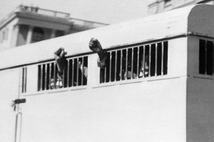 Il 12 giugno 1964 Mandela viene catturato e accusato di sabotaggio e ...