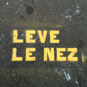 An alternative to look at the sky-lift the nose-Lève le nez... Une ...