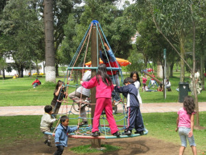 1275160479.kids-playing-in-the-park-here-in-quito.jpg