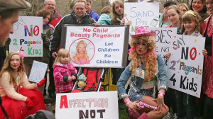 Parents and their children protest against the American-style junior ...