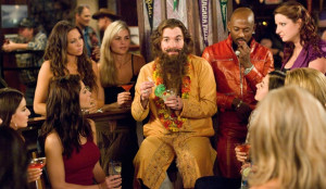 Mike Myers con Romany Malco in una scena di The Love Guru