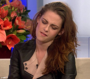 Awkward: Kristen mumbled her way through Robert Pattinson questions on ...