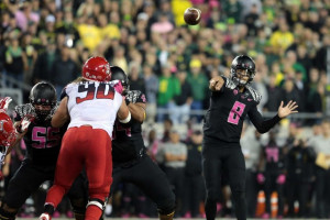 Oct 2, 2014; Eugene, OR, USA; Oregon Ducks quarterback Marcus Mariota ...