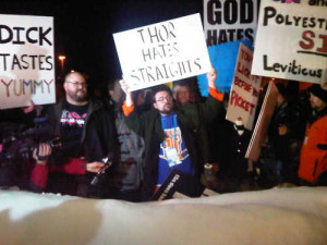 wagsnax:birdbitch:quivered:Kevin Smith and friends counter protesting ...