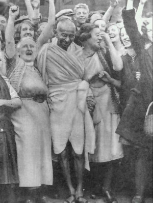 Description Gandhi at Darwen with women.jpg