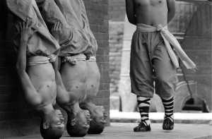 shaolin monks upside down excersie shaolin monks stretching kung fu ...