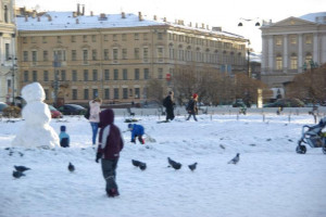 261211084115-thumbnail_The-sun-is-out-Kids-playing-in-the-snow.jpg