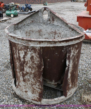 5085.JPG - Concrete mud bucket , 42 quot diameter ...