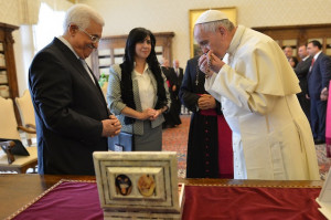 Pope Francis exchanges gifts with Palestinian leader Mahmoud Abbas ...