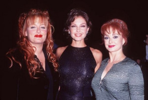 Ashley Judd and Naomi Judd at event of Kiss the Girls (1997)