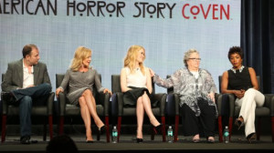 da sinistra: Tim Minear, Jessica Lange, Sarah Paulson, Kathy Bates ...