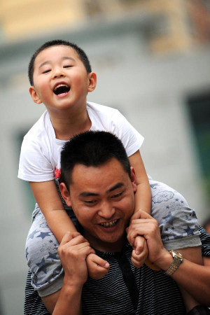 Sports meeting held to greet Father's Day in E China