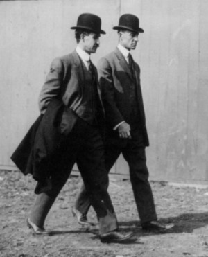 Description Wright Brothers in 1910.jpg