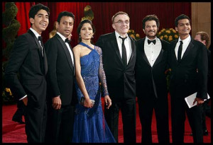 Director Danny Boyle with the cast of Slumdog Millionaire.