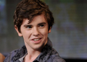 Highmore goes a little ‘Psycho’ as ‘Bates Motel’ starts second ...