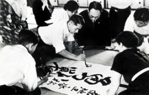 Ikeda encourages Soka Gakkai members with the calligraphy, 