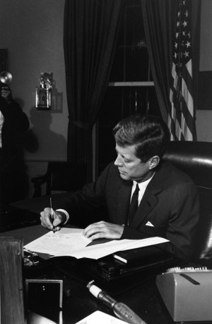 President Kennedy signing the Cuban naval quarantine proclamation at ...