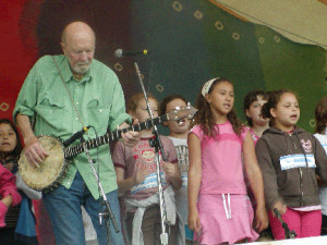 Singing with local schoolchildren at the 2008 Clearwater Festival.
